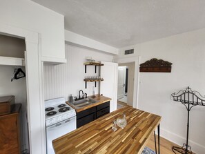 Réfrigérateur, micro-ondes, four, plaque de cuisson