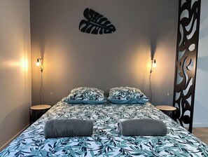3 bedrooms, desk, iron/ironing board, free WiFi