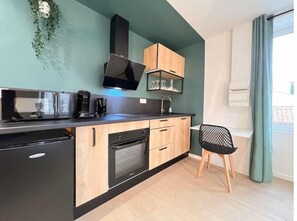 Kühlschrank, Mikrowelle, Ofen, Herdplatte
