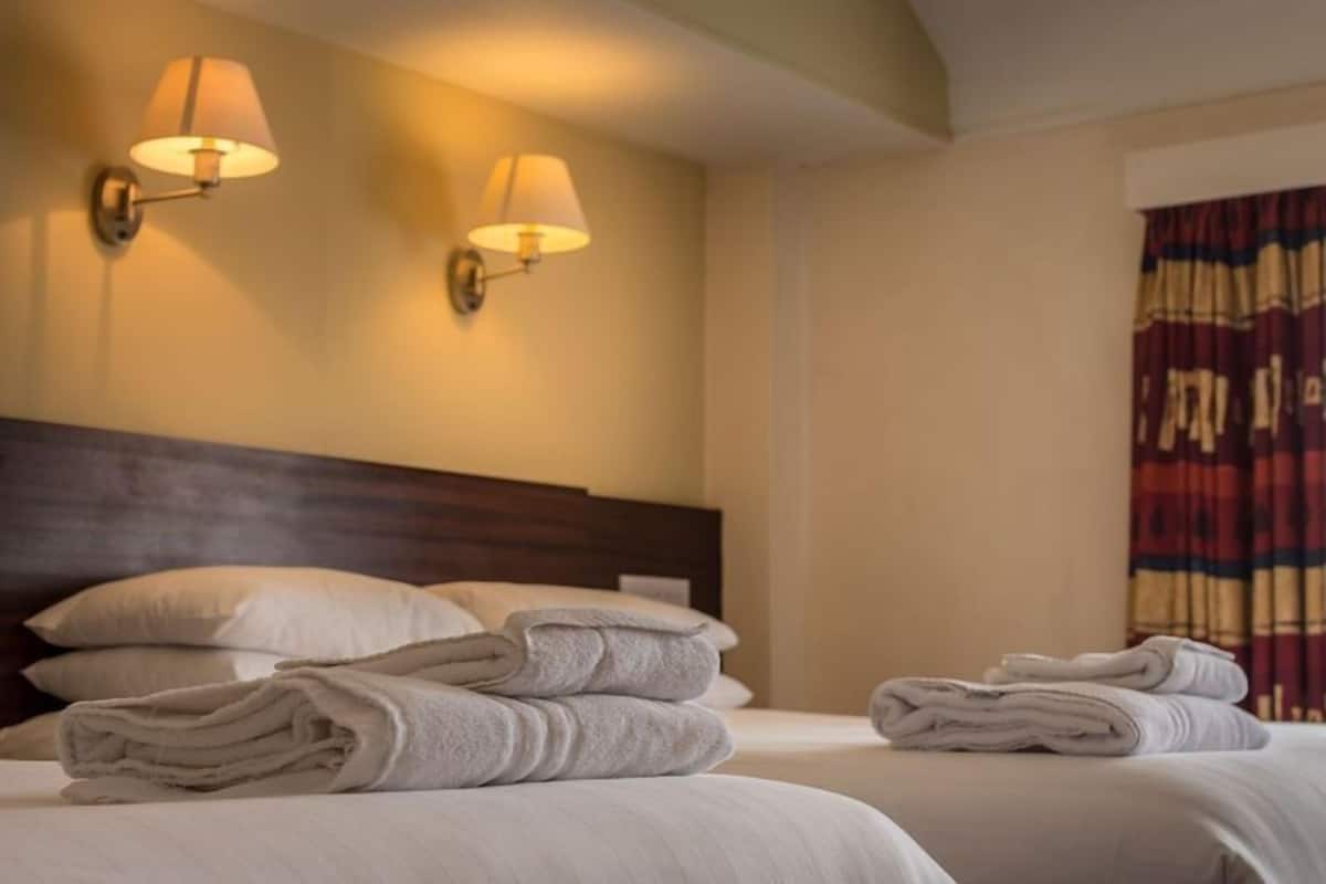 Een strijkplank/strijkijzer, gratis wifi, beddengoed