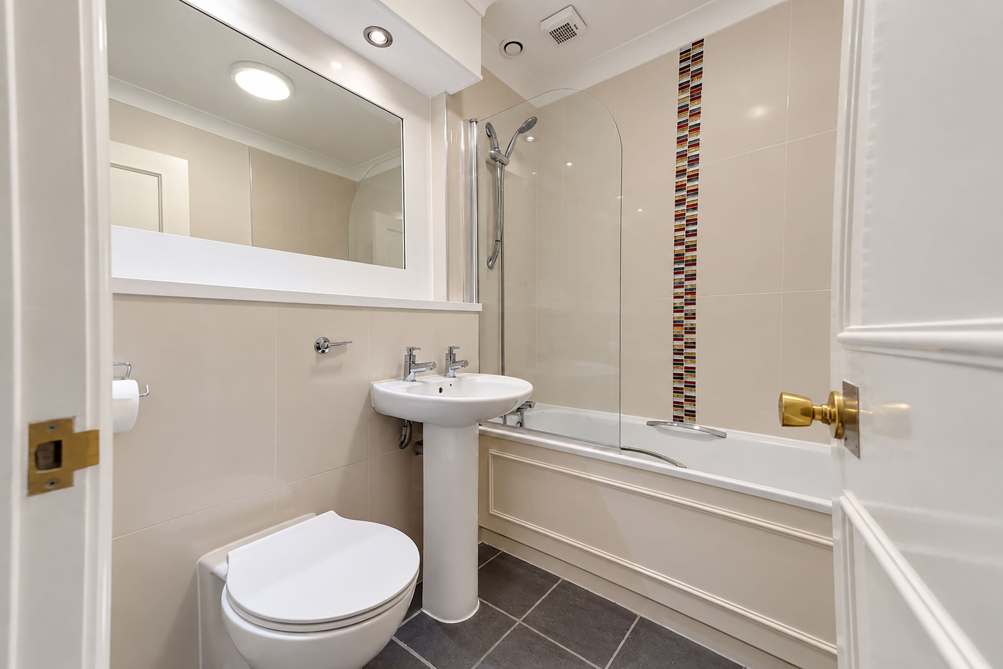 Un baño con inodoro, lavamanos y bañera.
