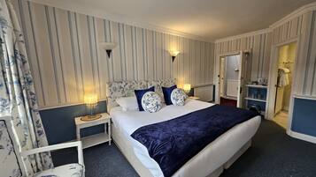 Deluxe Double Room, Ensuite, City View