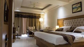 Suite, Pool View | Desk, rollaway beds, free WiFi, bed sheets