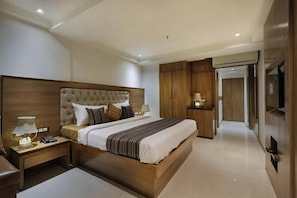 Suite, City View | Desk, rollaway beds, free WiFi, bed sheets