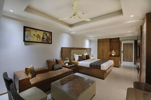 Suite, City View | Desk, rollaway beds, free WiFi, bed sheets