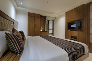 Suite, City View | Desk, rollaway beds, free WiFi, bed sheets