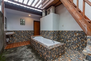 Villa, 2 slaapkamers | Badkamer | Een douche, handdoeken