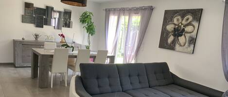 Télévision, table de tennis de table, écrans d'ordinateur