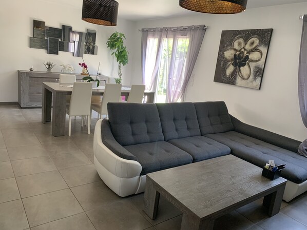 Télévision, table de tennis de table, écrans d'ordinateur