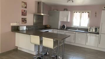 Een koelkast, een microgolfoven, een oven, een kookplaat