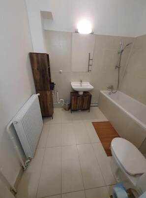 Haartrockner, Handtücher, Toilettenpapier