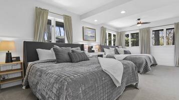 4 camere, una scrivania, ferro/asse da stiro, culla da viaggio