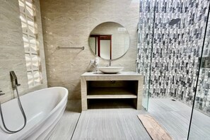 Villa, 2 Bedrooms | Bathroom | Shower, towels - Belvilla Pantai Senja Resort Central Ubud (Pecatu)