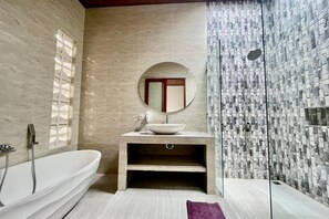 Villa, 2 Bedrooms | Bathroom | Shower, towels - Belvilla Pantai Senja Resort Central Ubud (Pecatu)
