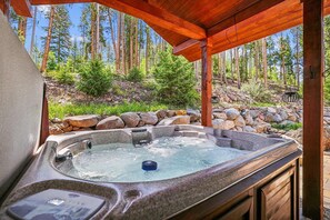 Outdoor spa tub - Silver Shekel Retreat-Beautiful Views-Private Home-Great Deck-Hot Tub! (Breckenridge)