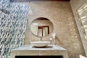 Villa, 2 Bedrooms | Bathroom | Shower, towels - Belvilla Tirta Sari Resort Central Ubud (Ubud)