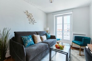 TV, offices - Lovely 1BR in the Heart of Montmartre (Paris)