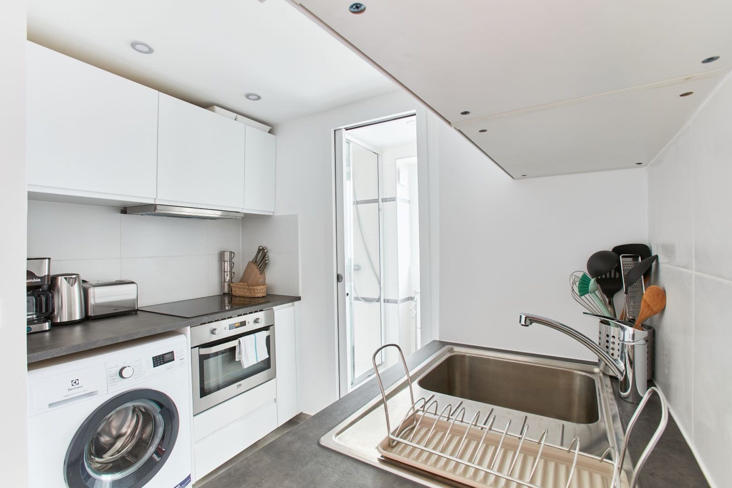 Kühlschrank, Ofen, Herdplatte, Wasserkocher mit Kaffee-/Teezubehör