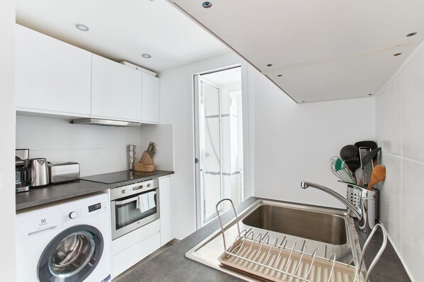 Réfrigérateur, four, plaque de cuisson, cafetière/bouilloire