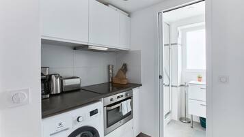 Een koelkast, een oven, een kookplaat, een koffiezetapparaat/waterkoker