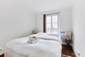 1 bedroom, desk, iron/ironing board, travel crib - Lovely 1BR in the Heart of Montmartre (Paris)