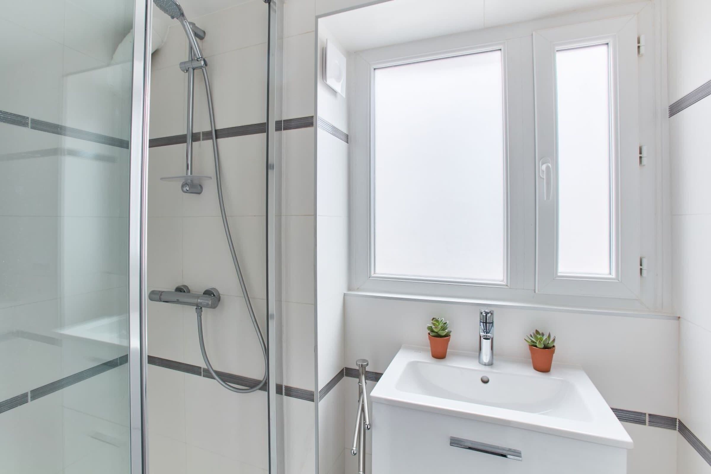 Dusche, Haartrockner, Handtücher, Shampoo