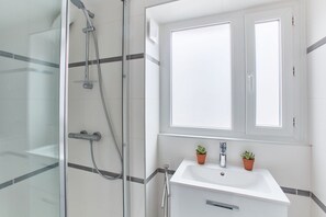 Shower, hair dryer, towels, soap - Lovely 1BR in the Heart of Montmartre (Paris)