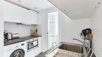 Een koelkast, een oven, een kookplaat, een koffiezetapparaat/waterkoker