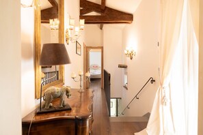 5 chambres, coffres-forts dans les chambres, fer et planche à repasser