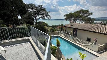 Piscina all'aperto, una piscina riscaldata