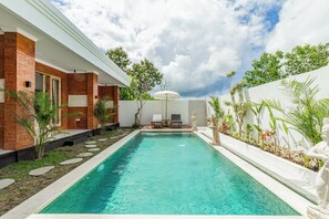 Hồ bơi ngoài trời