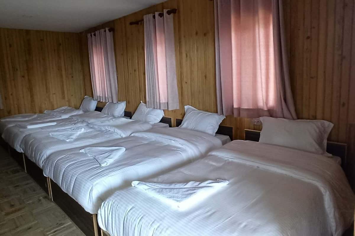 Habitación cuádruple Deluxe | Decoración personalizada, muebles diferentes y wifi gratis