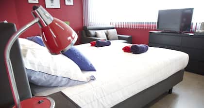 Chambre, sdd - wc, 24 m2, Accès Indépendant D'une Maison sur un Golf / PKG Fermé