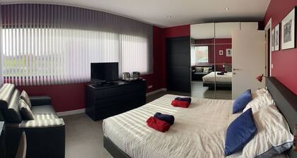 Chambre, sdd - wc, 24 m2, AccÚs Indépendant D'une Maison sur un Golf / PKG Fermé