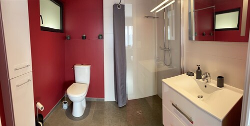 Chambre, sdd - wc, 24 m2, Accès Indépendant D'une Maison sur un Golf / PKG Fermé