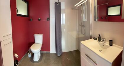 Chambre, sdd - wc, 24 m2, Accès Indépendant D'une Maison sur un Golf / PKG Fermé