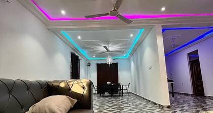 5 Bedroom House Sleeps 12 -balcony -hired Security