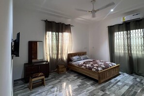 5 bedrooms, iron/ironing board, free WiFi, bed sheets