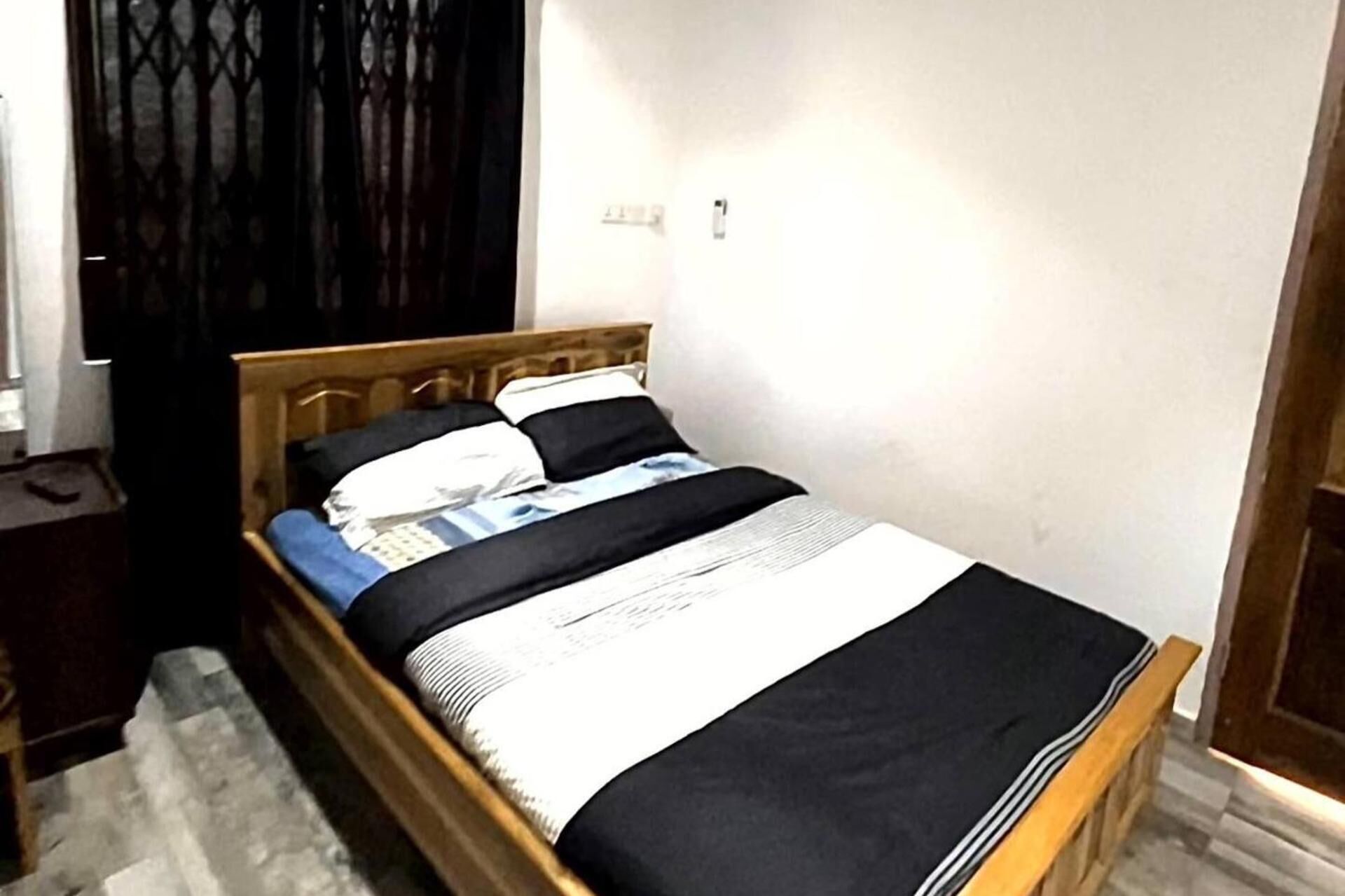 5 bedrooms, iron/ironing board, free WiFi, bed sheets