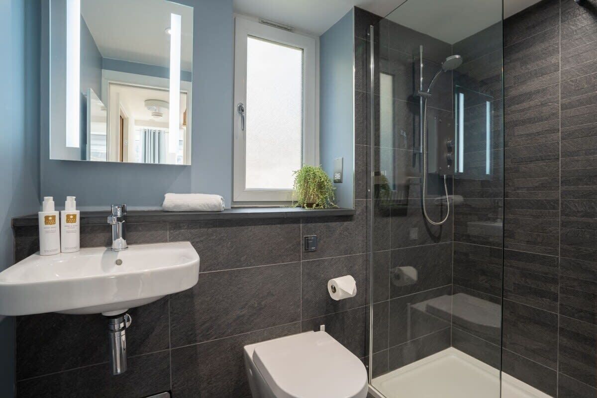 Een douche, een haardroger, handdoeken
