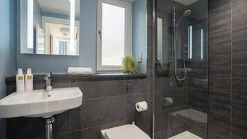 Een douche, een haardroger, handdoeken
