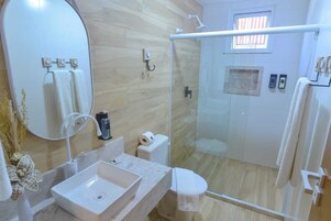 Standard Casal | Bathroom | Hair dryer, towels