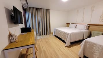 Standard Triplo | Cofres nos quartos, cortinas blackout, roupa de cama