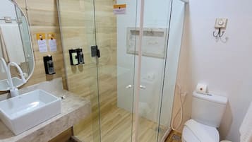 Standard Triplo | Banheiro | Secador de cabelo, toalhas de banho