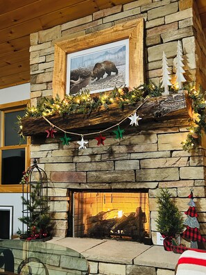 Interior - Charming Maggie Valley Cabin w/ Private Hot Tub (Maggie Valley)