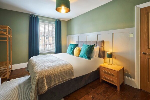 3 bedrooms, desk, iron/ironing board, travel crib