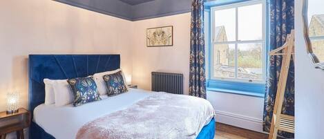 3 makuuhuonetta, työpöytä, silitysrauta/-lauta, vauvan matkasänky