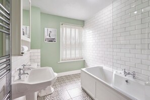 Ducha, secador de pelo, toallas y champú