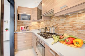 Familie appartement, meerdere slaapkamers (Monopoli Beach House 200 m from the) | Privékeuken | Een koelkast, een microgolfoven, een oven, een kookplaat