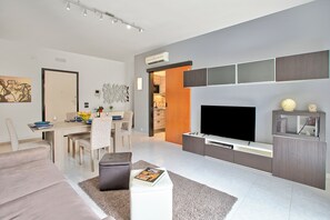 Family Apartment, Multiple Bedrooms, Refrigerator & Microwave (Monopoli Beach House 200 m from the) | Living room | 21-inch Smart TV with digital channels, stereo - Monopoli Beach House 200 m From the sea (Monopoli)